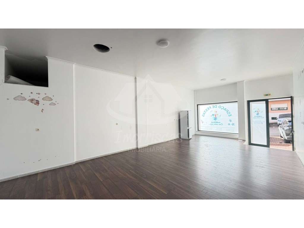 Loja com terraço para arrendamento no Forte da Casa - Grande imagem: 3/22