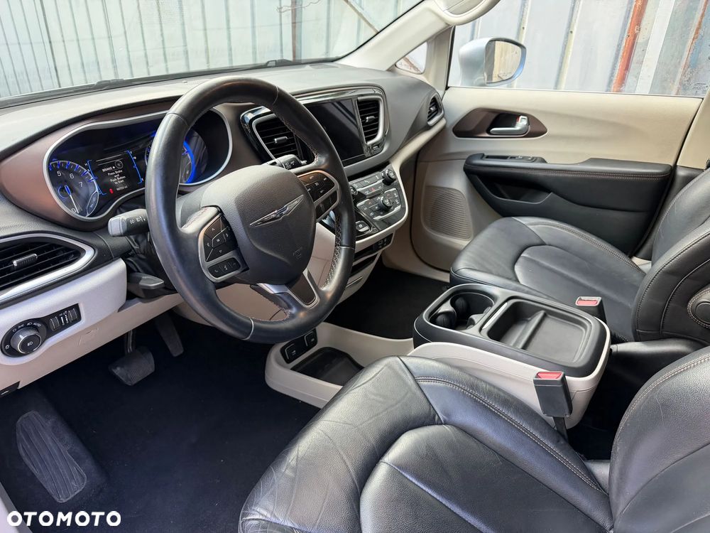 Chrysler Pacifica - 11