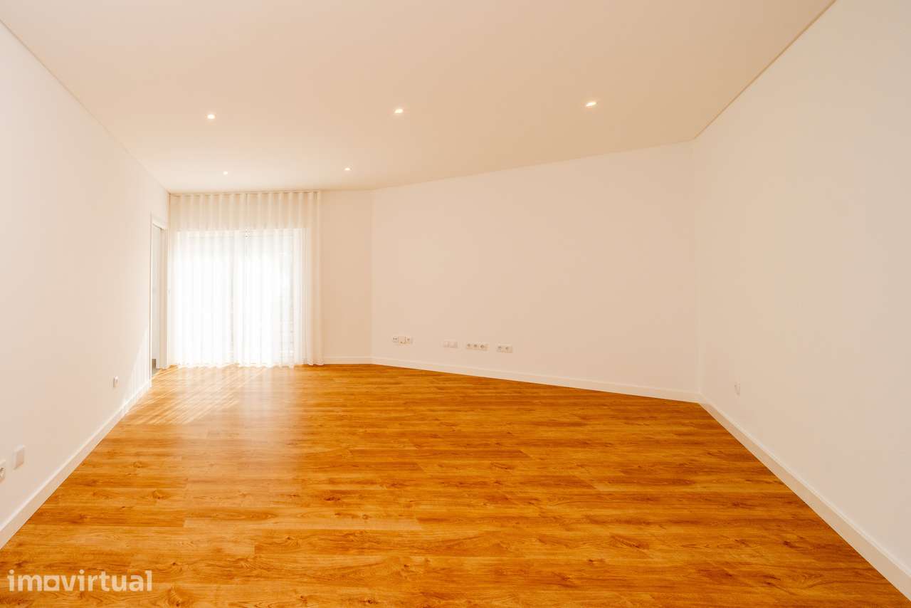 Apartamento T2 renovado com garagem e varanda na Expotorres - Grande imagem: 2/29