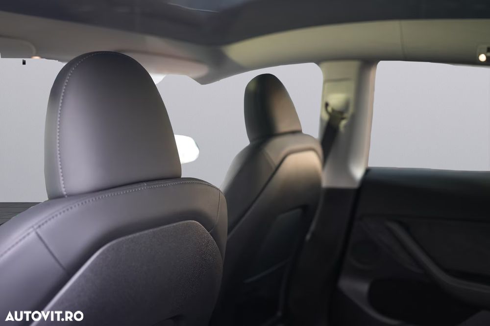 Tesla Model Y Long Range Dual Motor AWD - 9