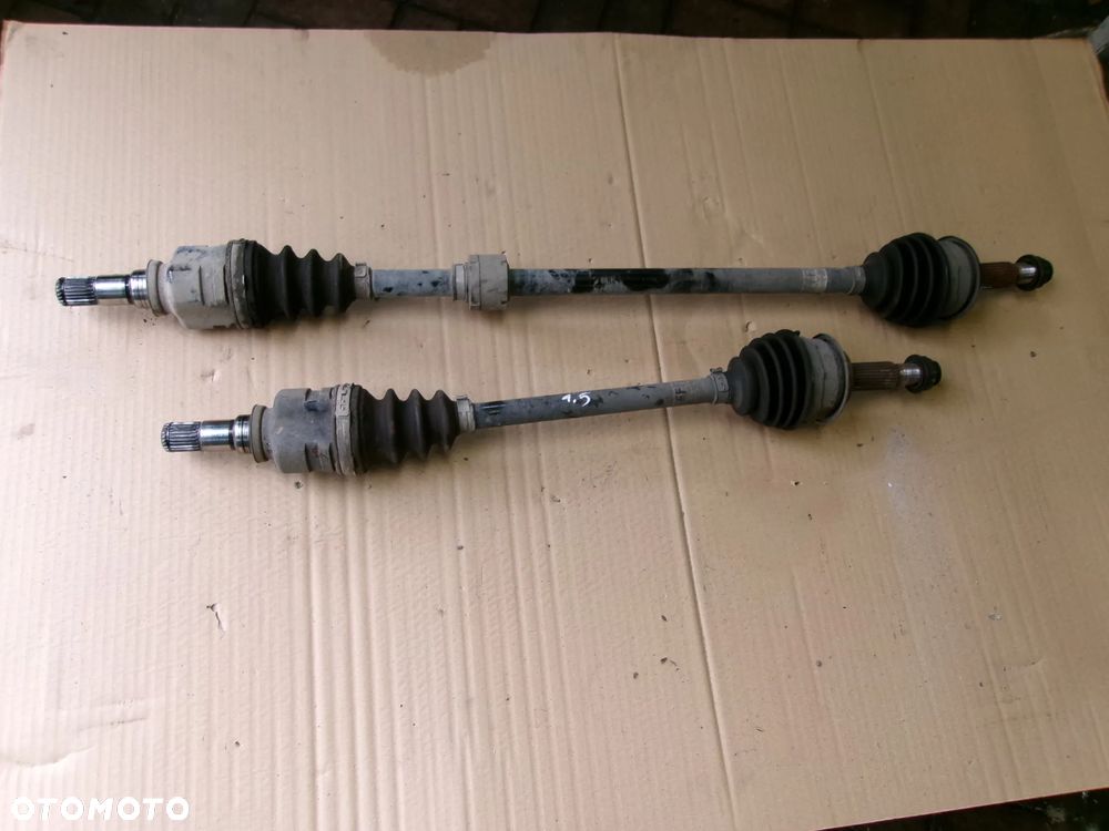 PÓŁOŚ PRAWA LEWA TOYOTA YARIS III 1.5 BENZ - 1