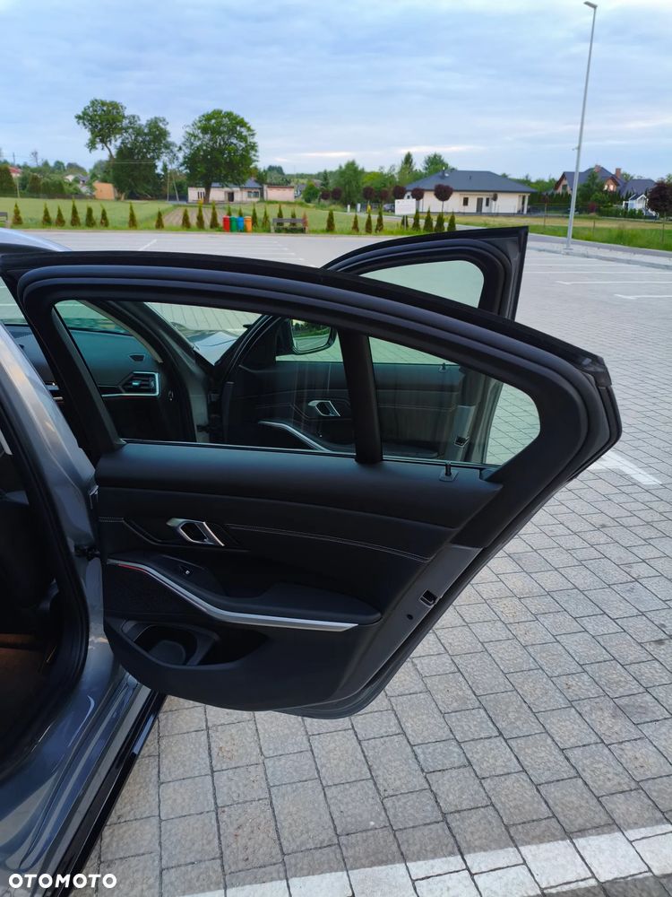 BMW Seria 3 320d xDrive mHEV - 22