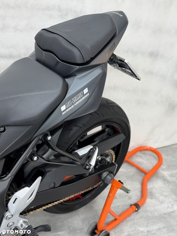 Suzuki GSR - 18