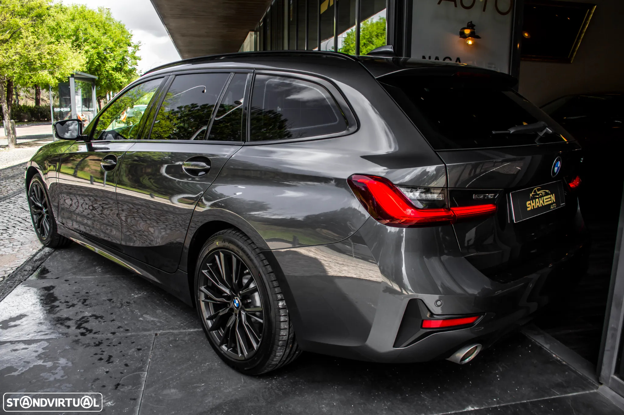 BMW 330 e Touring Line Luxury Auto - 3