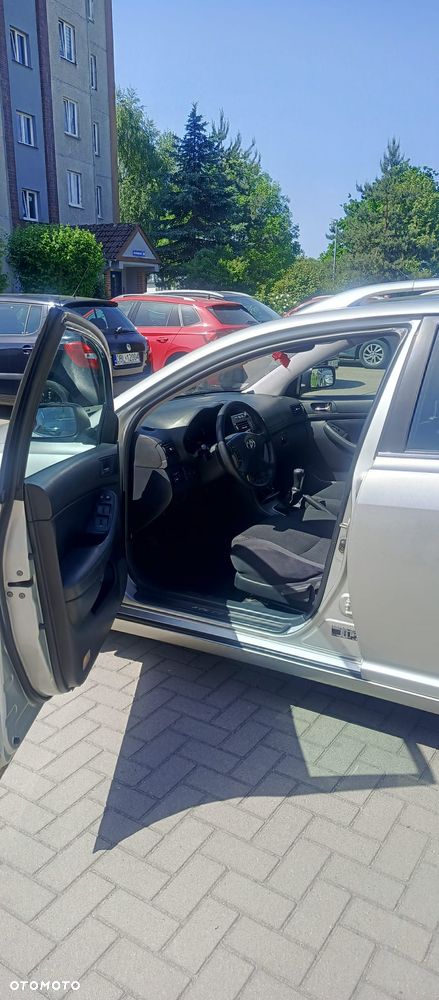 Toyota Avensis 2.0 D-4D High - 8