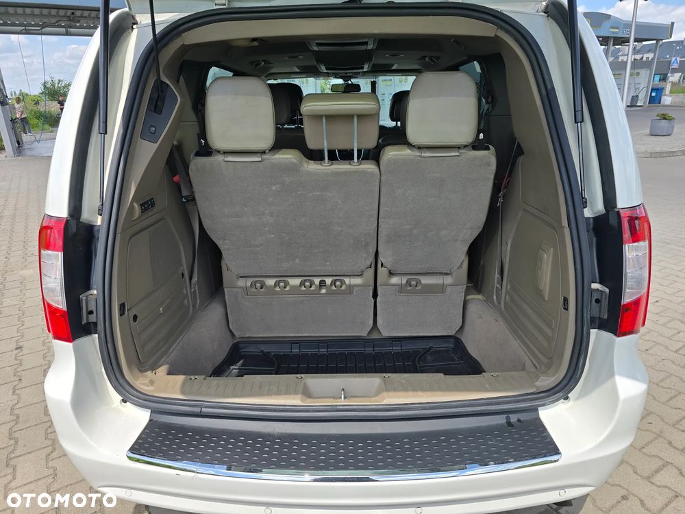 Chrysler Town & Country 3.6 Limited - 10