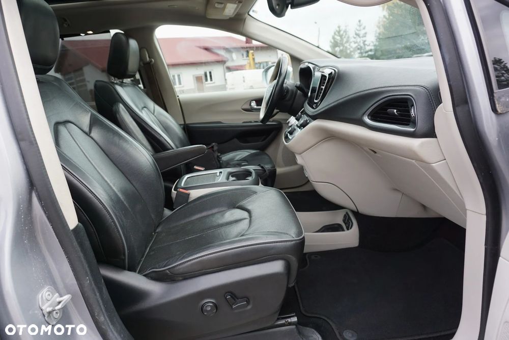 Chrysler Pacifica - 8