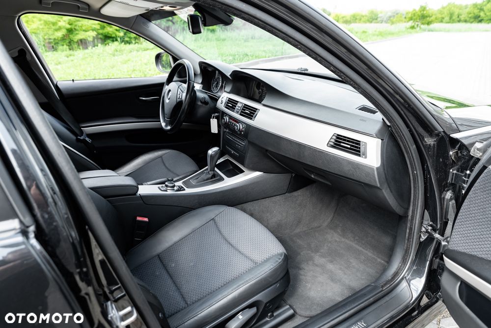 BMW Seria 3 320d xDrive DPF - 23
