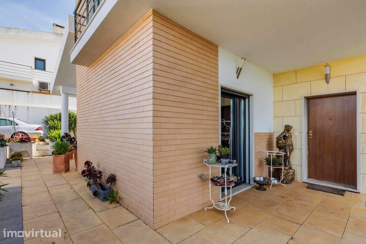 Moradia T4 c/ Estacionamento, Garagem e Diversos Espaços Exteriores em - Grande imagem: 2/60