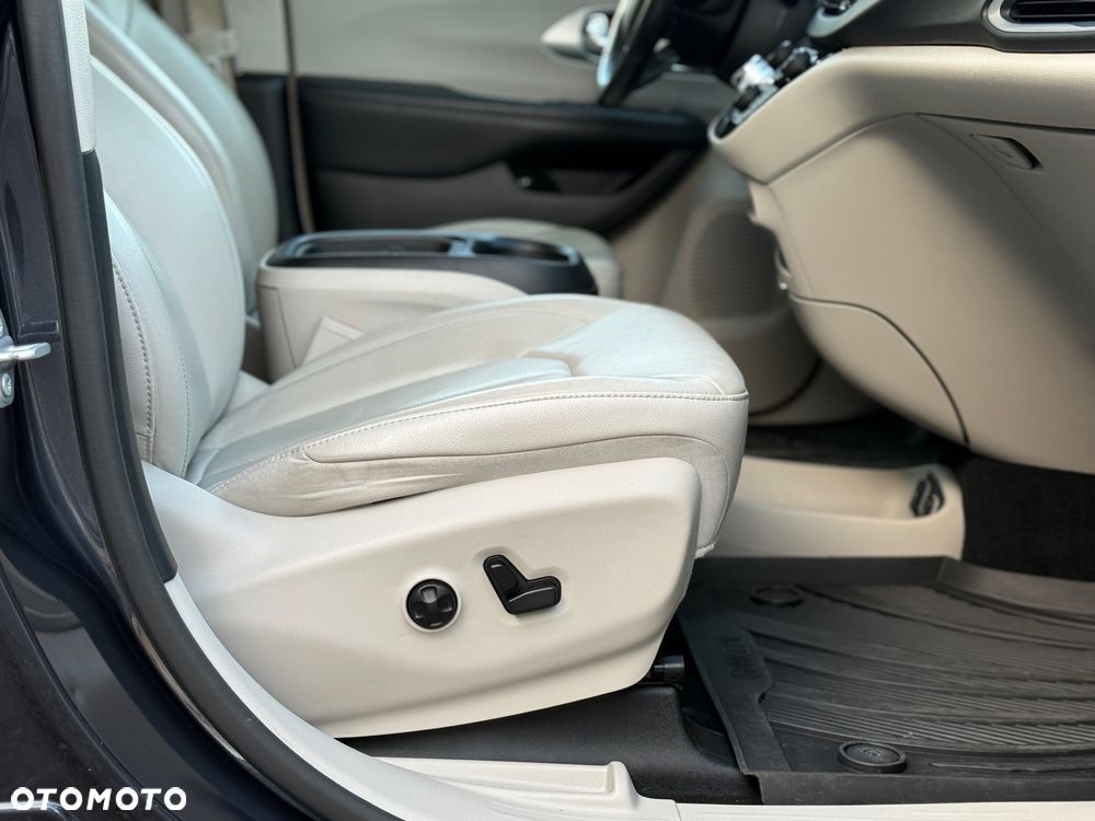 Chrysler Pacifica - 31