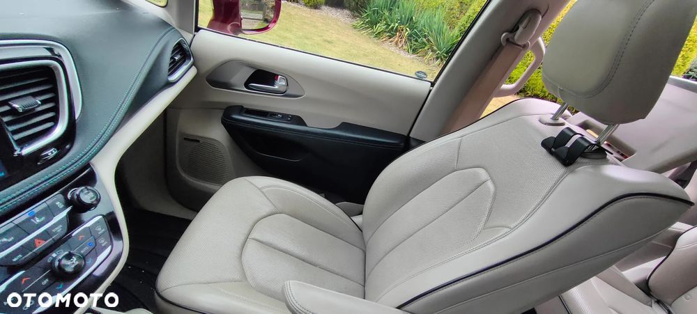 Chrysler Pacifica - 16