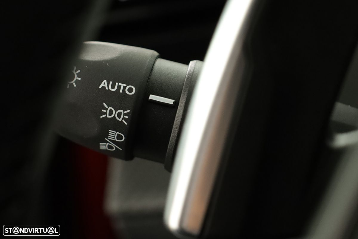 Peugeot 2008 1.2 PureTech Allure EAT8 - 17