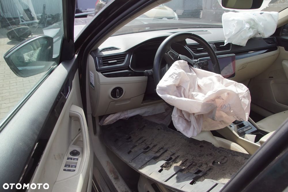 Auto na części - Skoda Superb III 2.0 TDI 190 KM DFHA TCX LF9R 2018R Silnik Skrzynia Drzwi Błotnik Zderzak Klapa Lampa Lusterko Klamka Szyba Deska Kokpit Sterownik Moduł Czujnik Licznik Wyświetlacz Panel Kierownica - 11