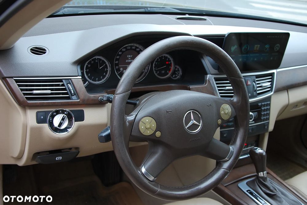 Mercedes-Benz Klasa E ver-200-cgi-blueefficiency-elegance - 28