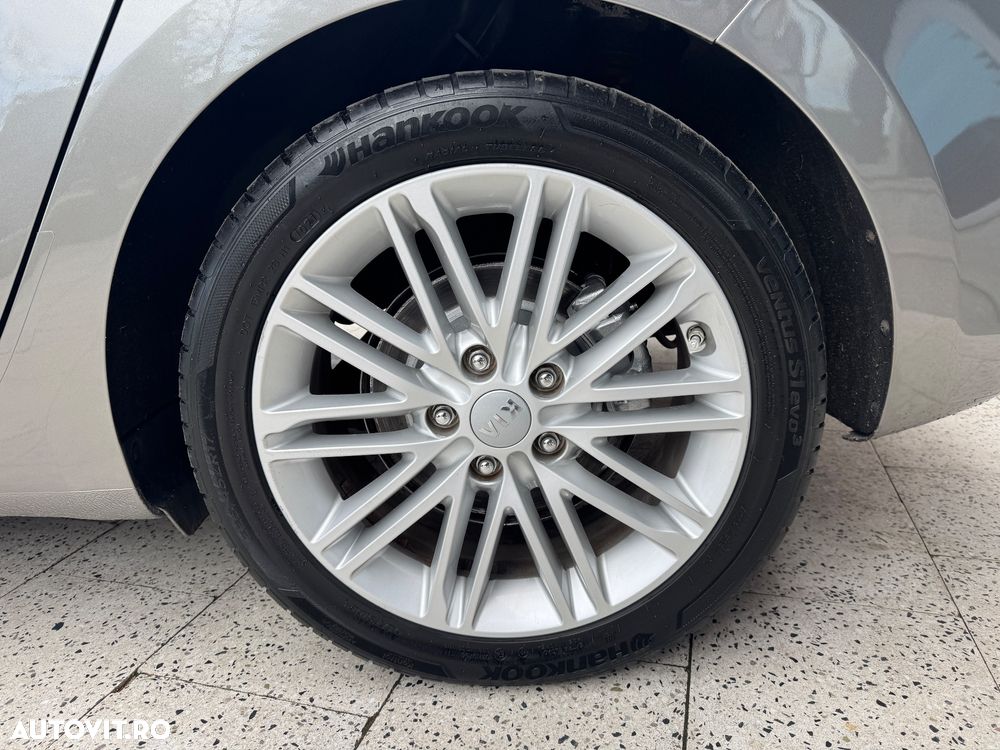 Kia Carens 1.7 CRDi 115 Dream-Team Edition - 17