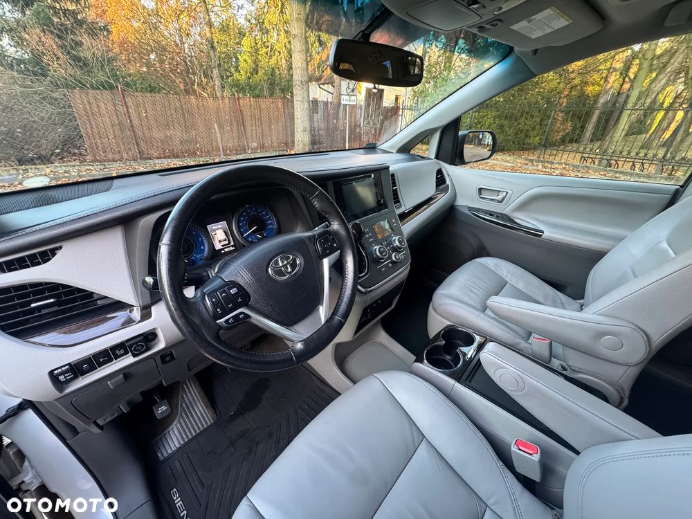 Toyota Sienna - 9