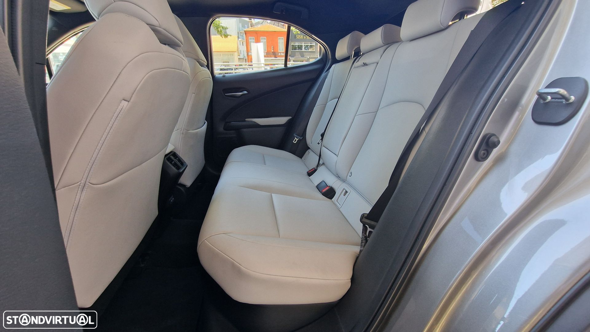 Lexus UX 250h Sport - 17