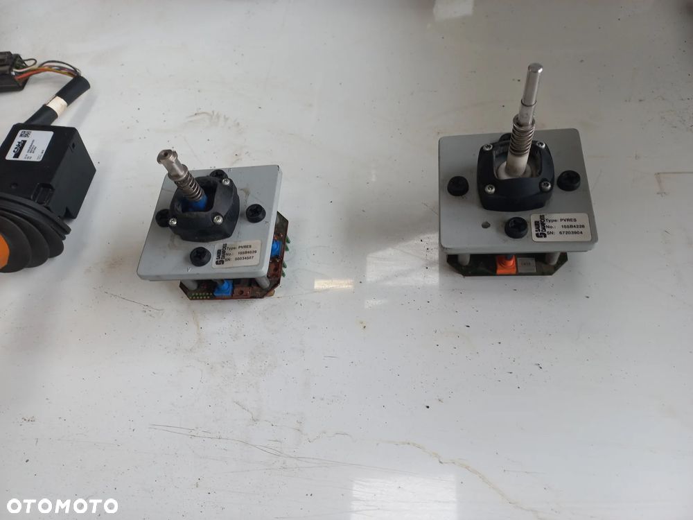 Element sterujący,podłokietnik 0011180522,claas,massey,płyta bezpieczników ecu,4353177m96,m91,m92,m93,m94,m95,cam pilot 019 993.1 ,21845120,6600,7600,dzojstick,elektronika podłokietnika,axion,arion,john deere,al160288,al150773,sauer danfos pvres155B4529 VALTRA,155B4228,DZWIGNIA REWERSU CNH 48111819,STEROWANIE - 7