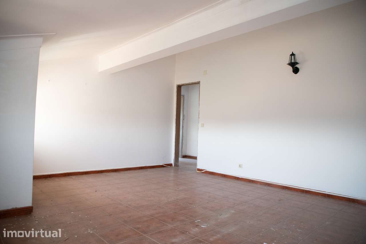 Terreno Urbano com Moradia  – Excelente Oportunidade de Investimento - Grande imagem: 4/42