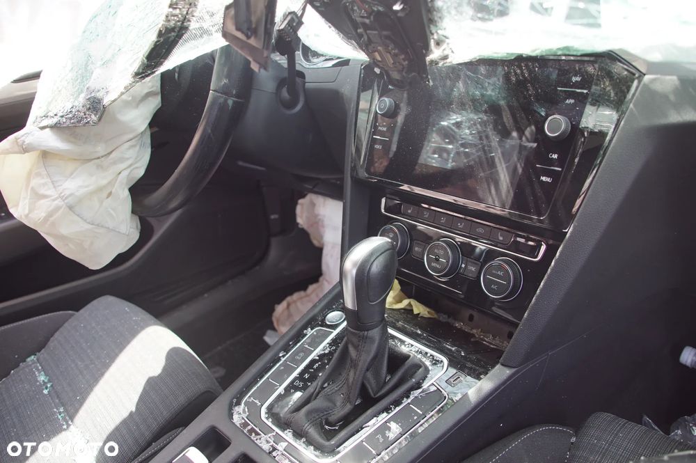Auto na części - Volkswagen Passat B8 Sedan Lift 2.0 TDI 150 KM DSRB UEM LB7R 57 TYS. KM 2020R Silnik Skrzynia Drzwi Lampa Klapa Zderzak Deska Kokpit Sterownik Moduł Radio Felga - 17
