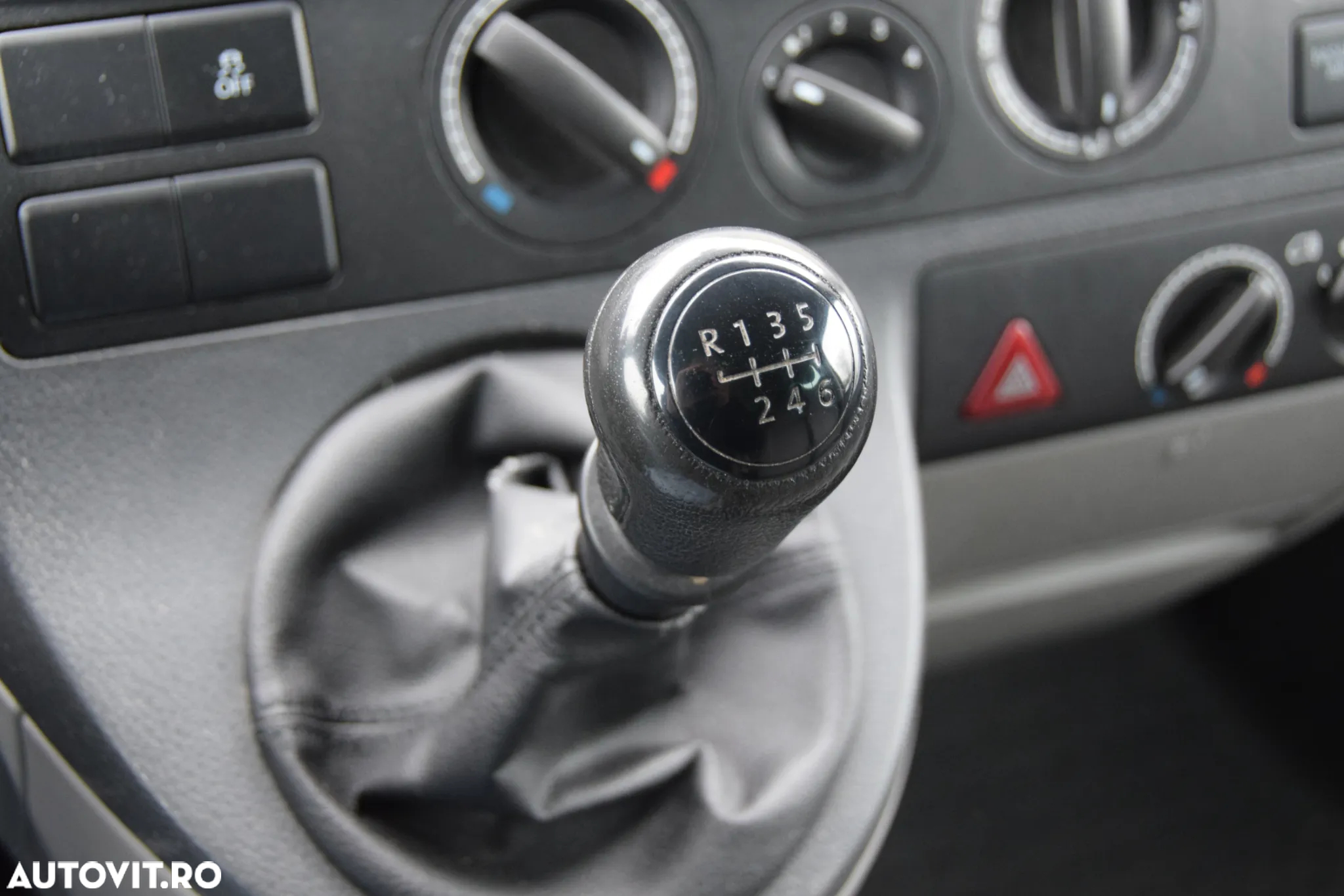 Volkswagen Caravelle - 20