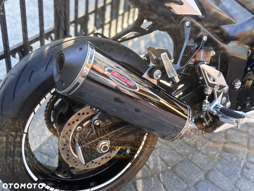 Suzuki GSR - 24
