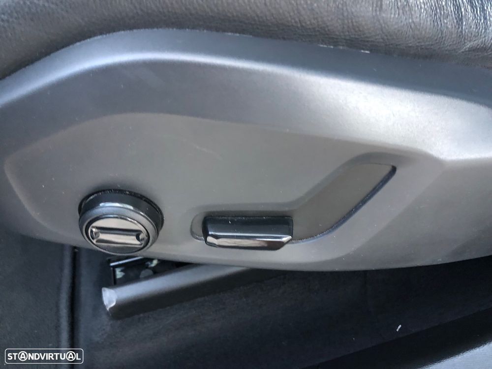 Volvo XC 60 2.0 T8 PHEV Momentum Plus AWD - 35