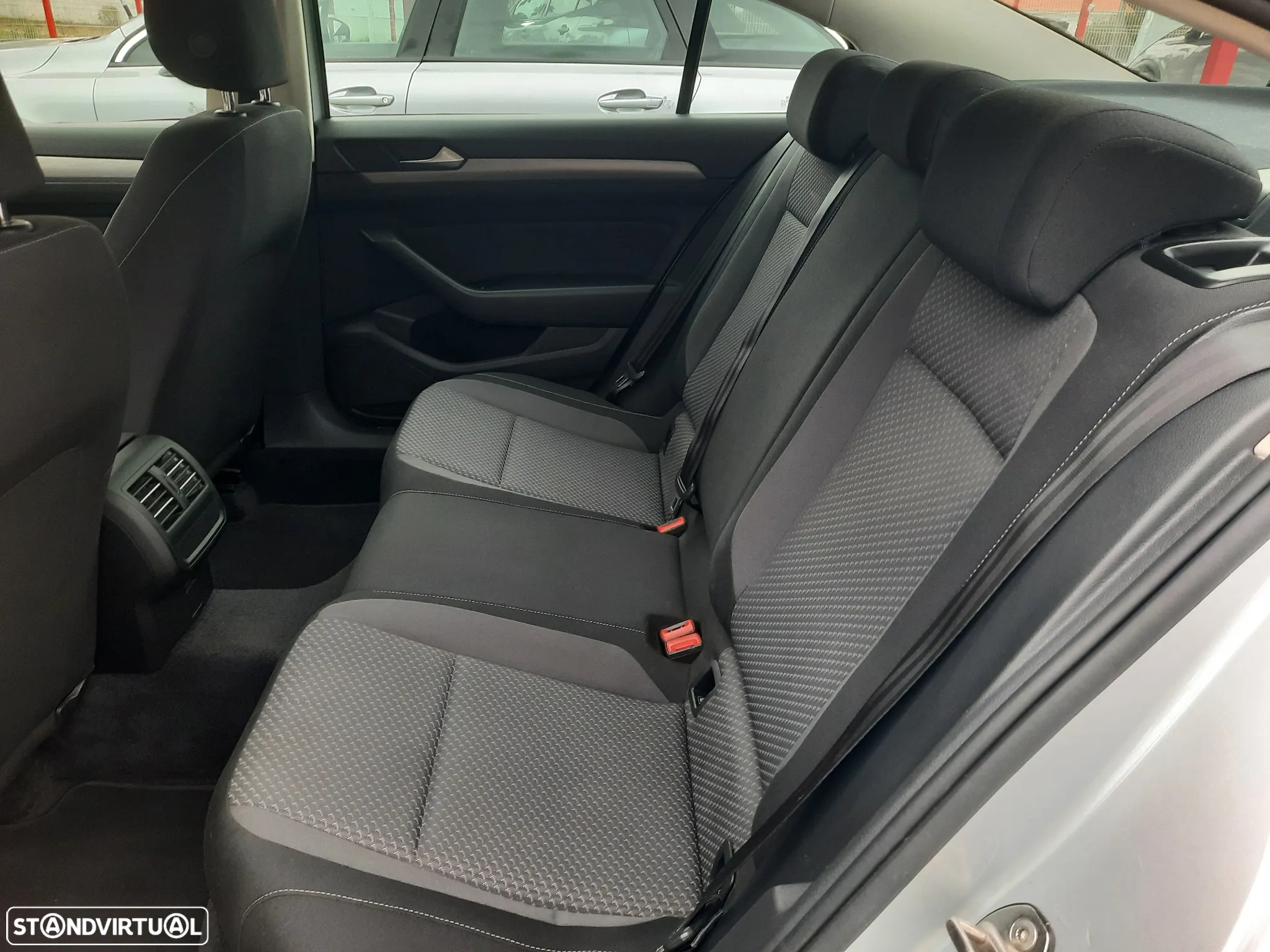VW Passat 1.6 TDI BlueMotion - 24