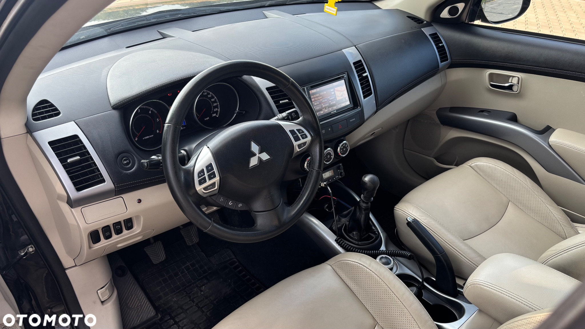 Mitsubishi Outlander 2.0 DID Intense + - 11