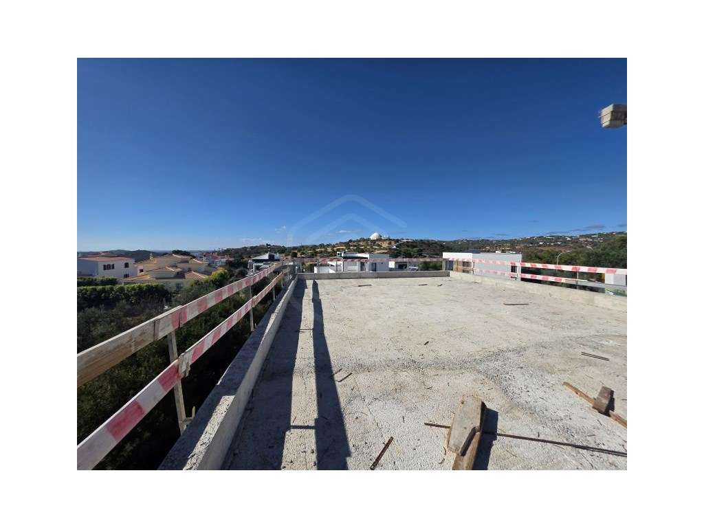 Moradia em construção T3+2 de arquitetura moderna e com vista mar e... - Grande imagem: 3/22