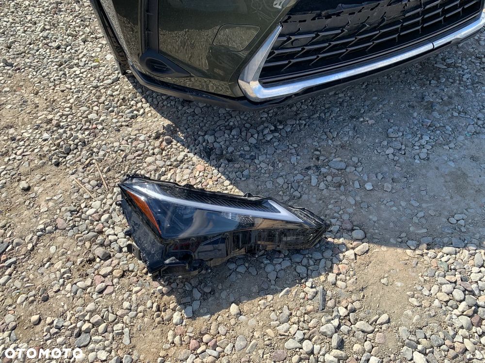 Lexus UX 300h F Sport AWD - 3