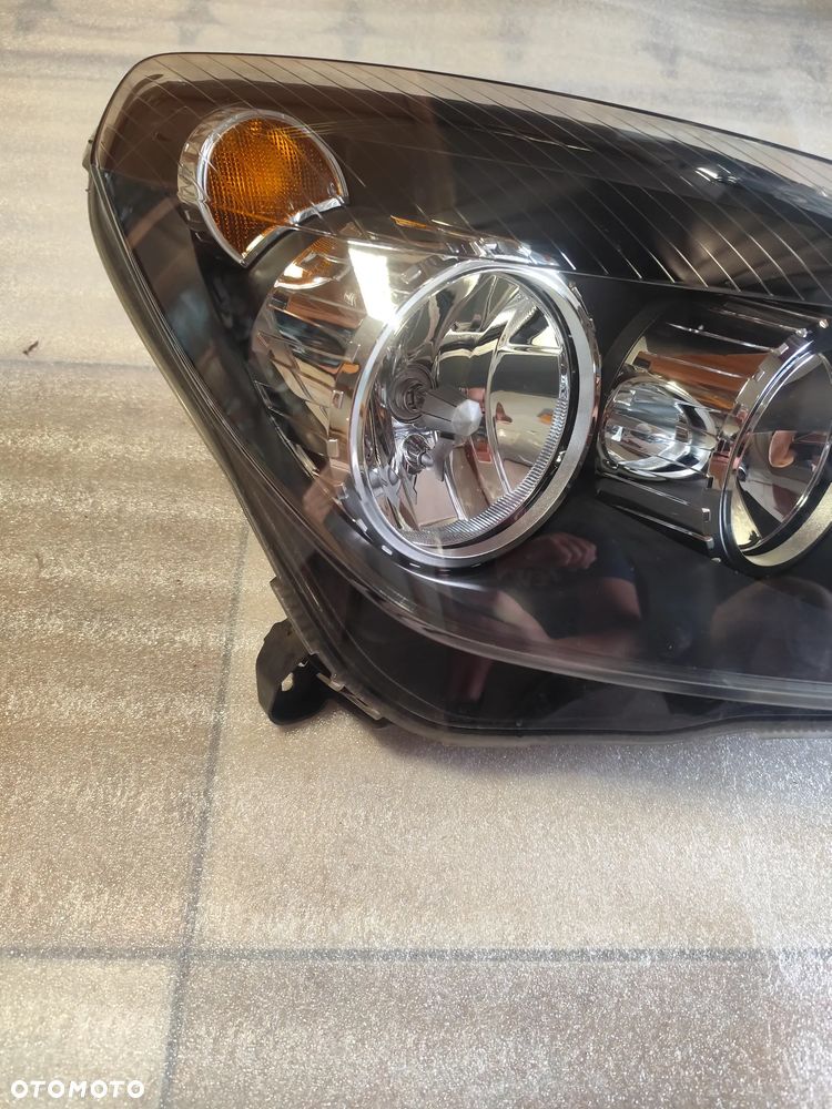 Reflektor Prawy Opel Astra H Ciemny - 7