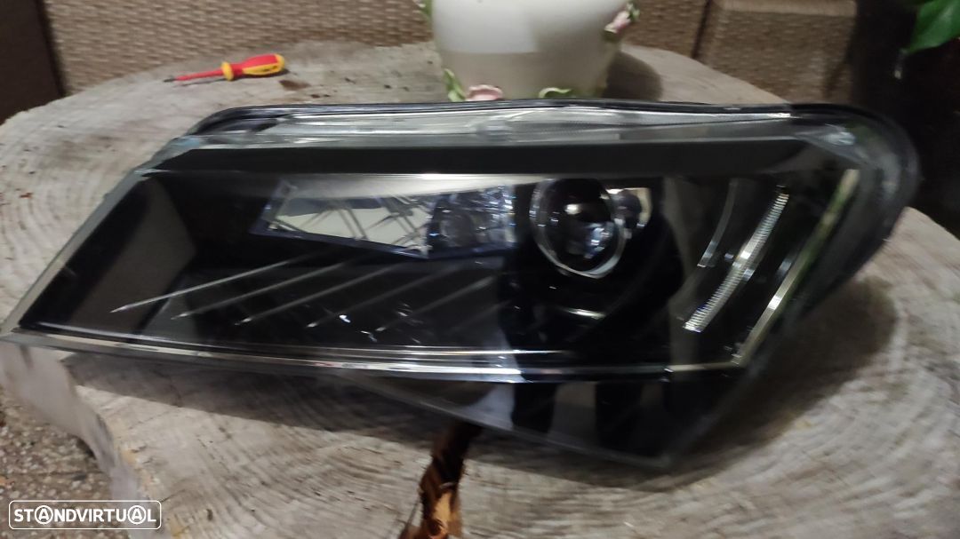 farol esquerdo bi-xenon led direcional Skoda Superb 3 cjx - 1
