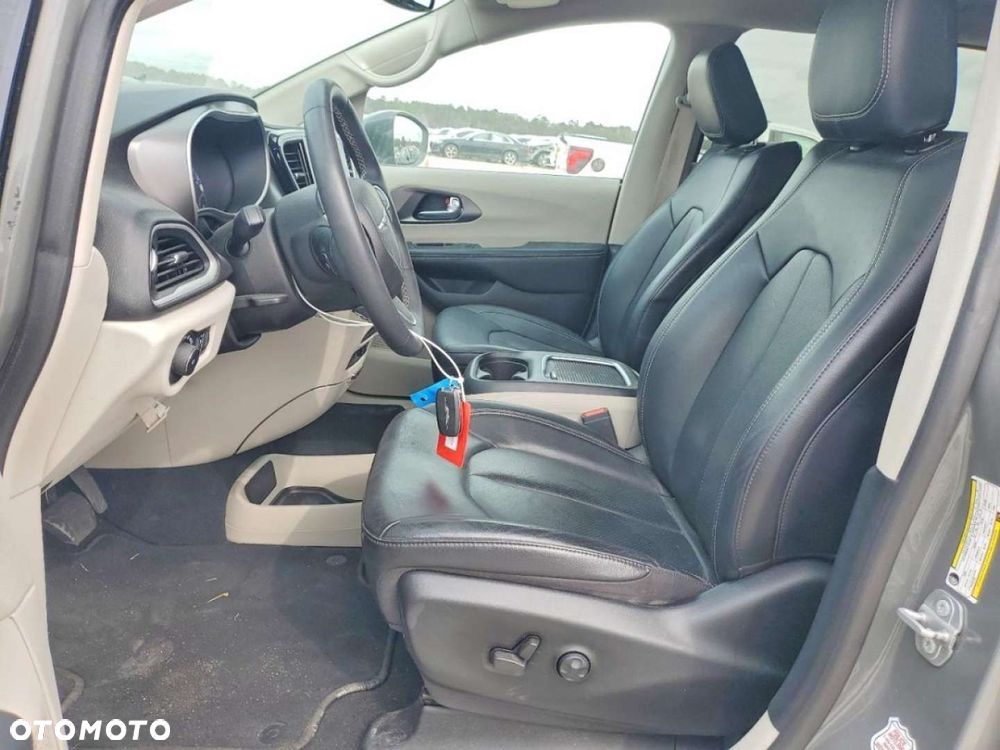 Chrysler Pacifica - 8