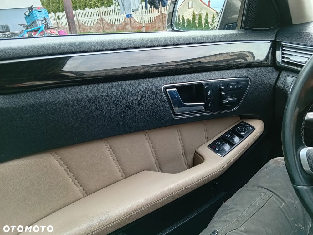 Mercedes-Benz Klasa E 300 CDI DPF BlueEFFICIENCY 7G-TRONIC Avantgarde - 31