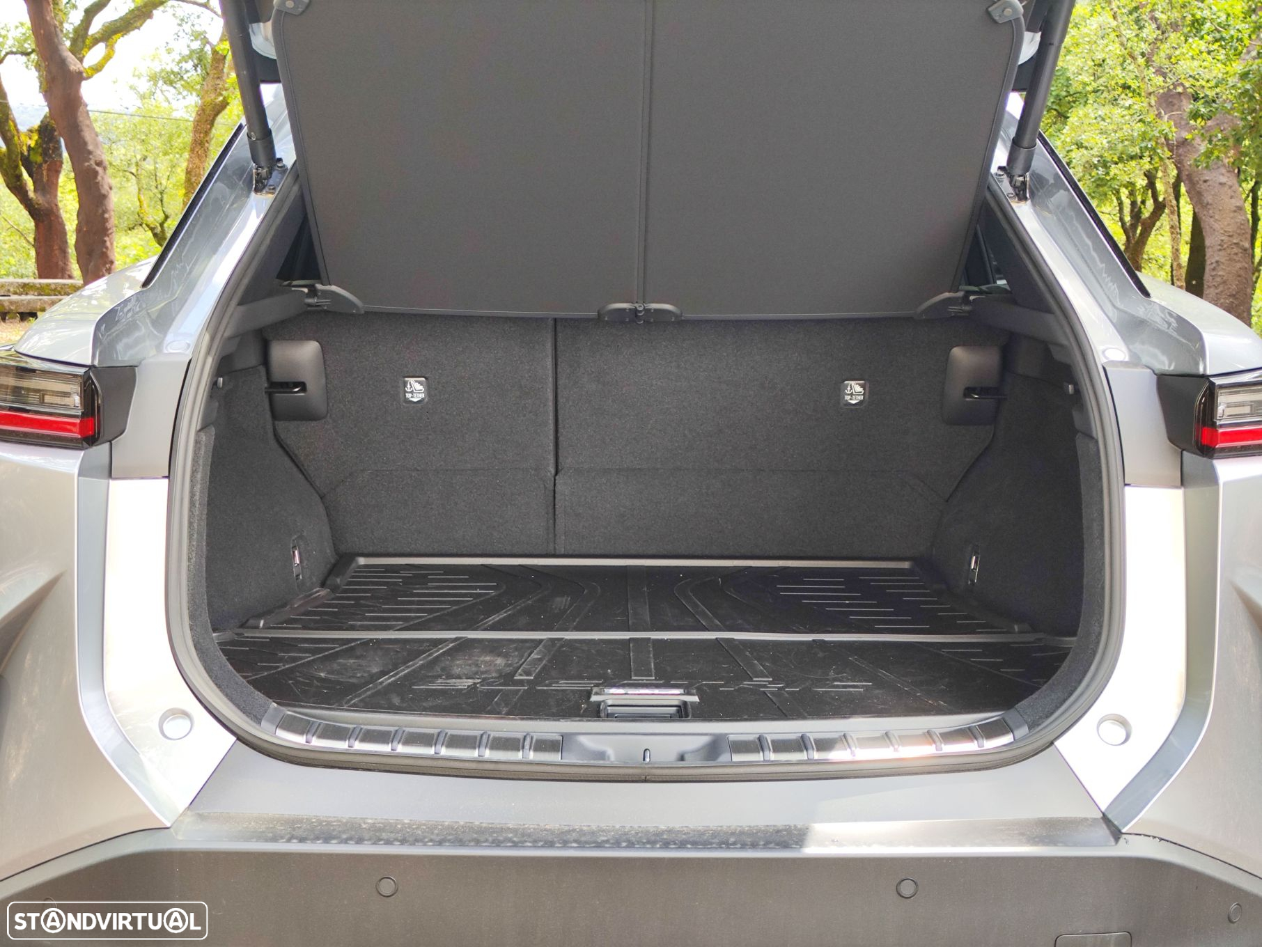 Lexus rz-450e Premium Monotone c/ mala elétrica - 14