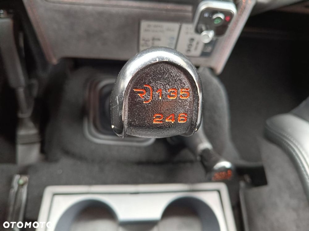 Land Rover Defender - 36