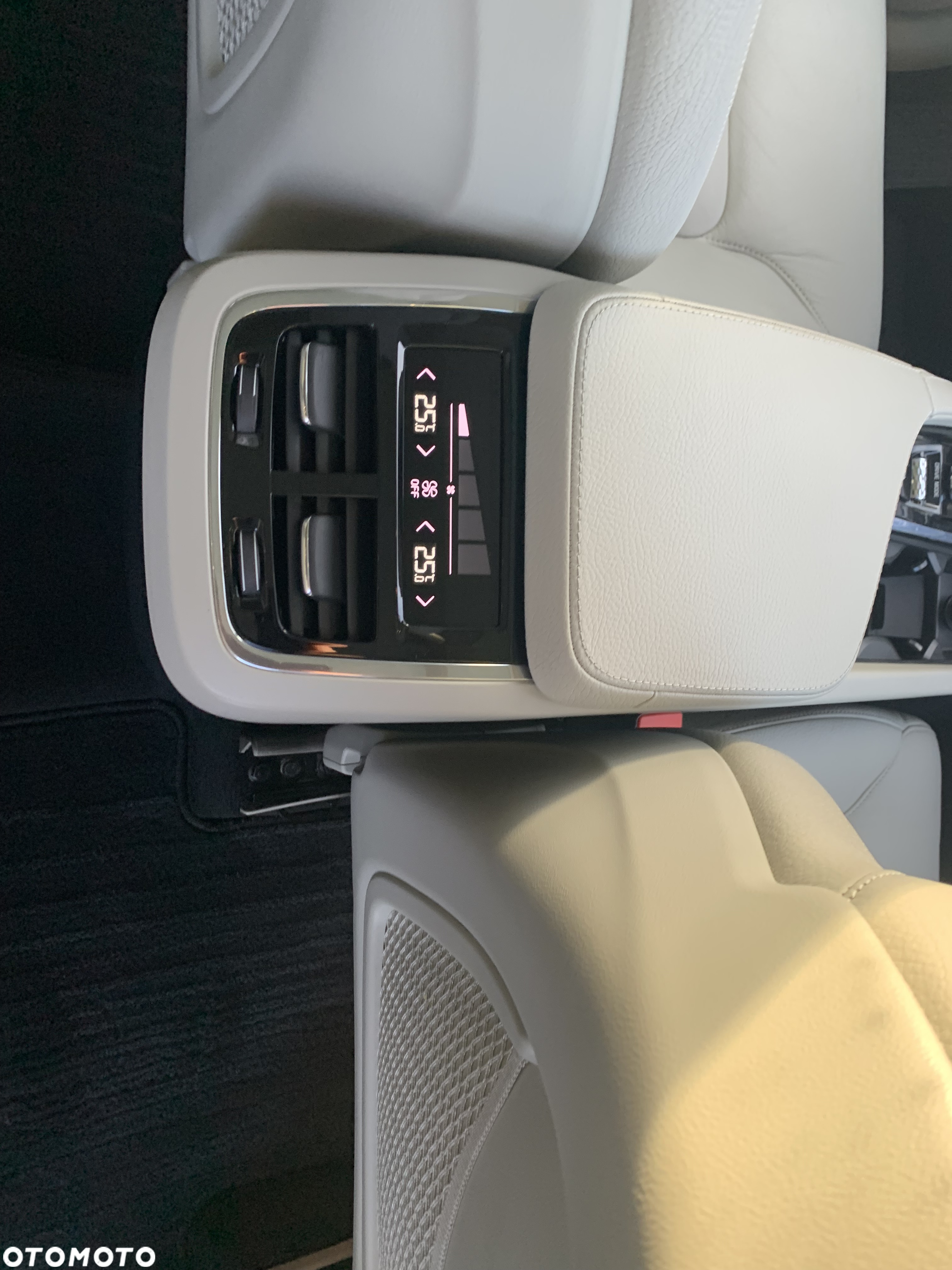 Volvo XC 90 T6 AWD Geartronic Momentum - 28
