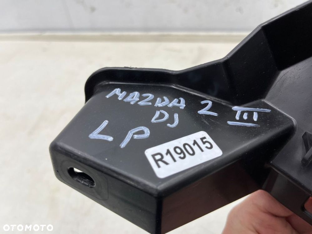 Ślizg Mazda 2 III DJ lift 23r.- lewe przednie dolne mocowanie wspornik osłona kratki atrapy zderzaka - 5