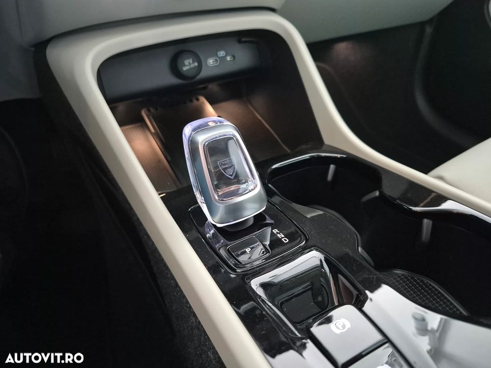 Volvo XC 40 B3 AT FWD MHEV Plus Dark - 23