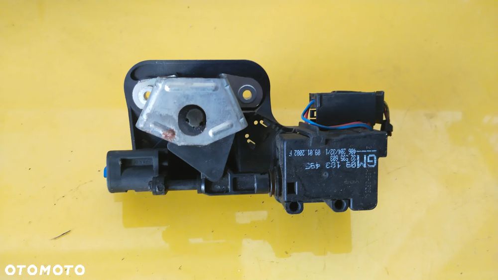 CORSA C ZAMEK WKŁADKA TYŁ KLAPY 90534785 - 2