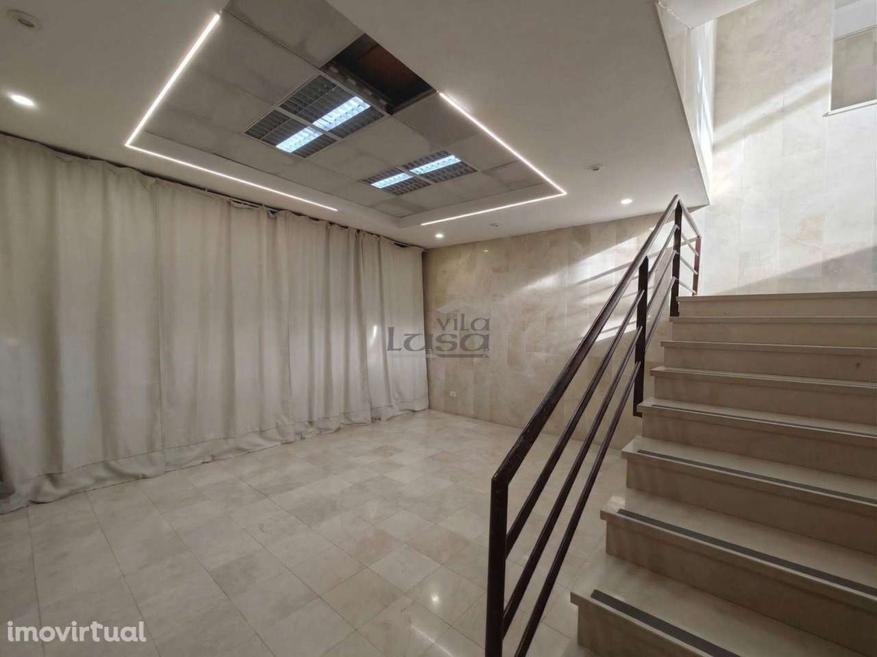 Espaço comercial com 451 m², localizado em Vilar de Andorinho, Vila... - Grande imagem: 2/22