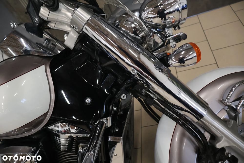 Suzuki Intruder - 13