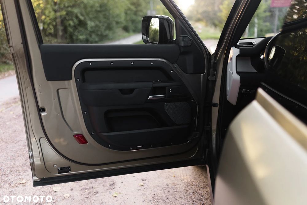 Land Rover Defender 3.0 D200 mHEV - 29