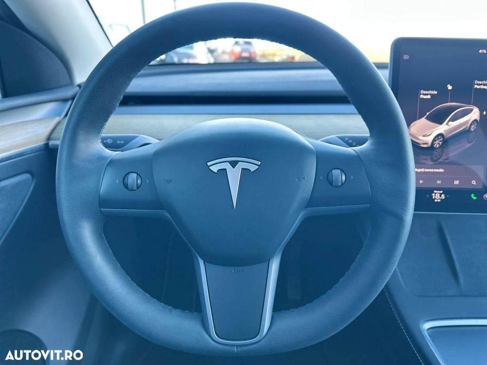 Tesla Model Y - 15