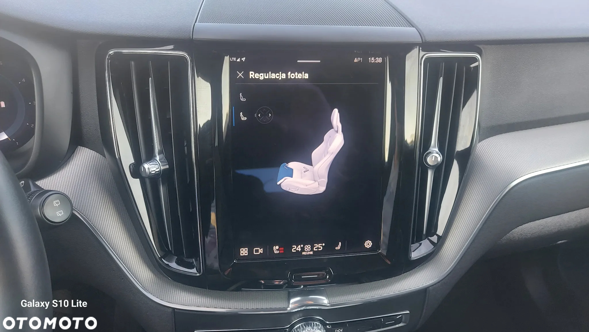 Volvo XC 60 B4 D AWD Plus Dark - 36