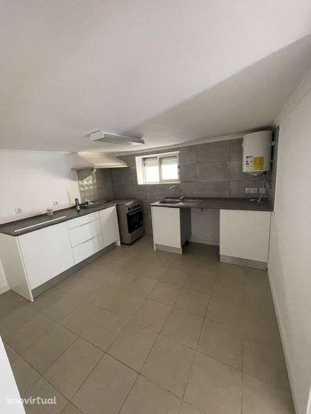 Aluguer andar de moradia T2 (cave) - Grande imagem: 3/12