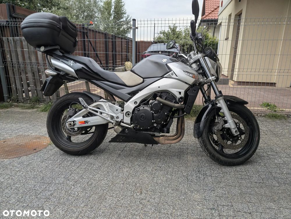 Suzuki GSR - 2