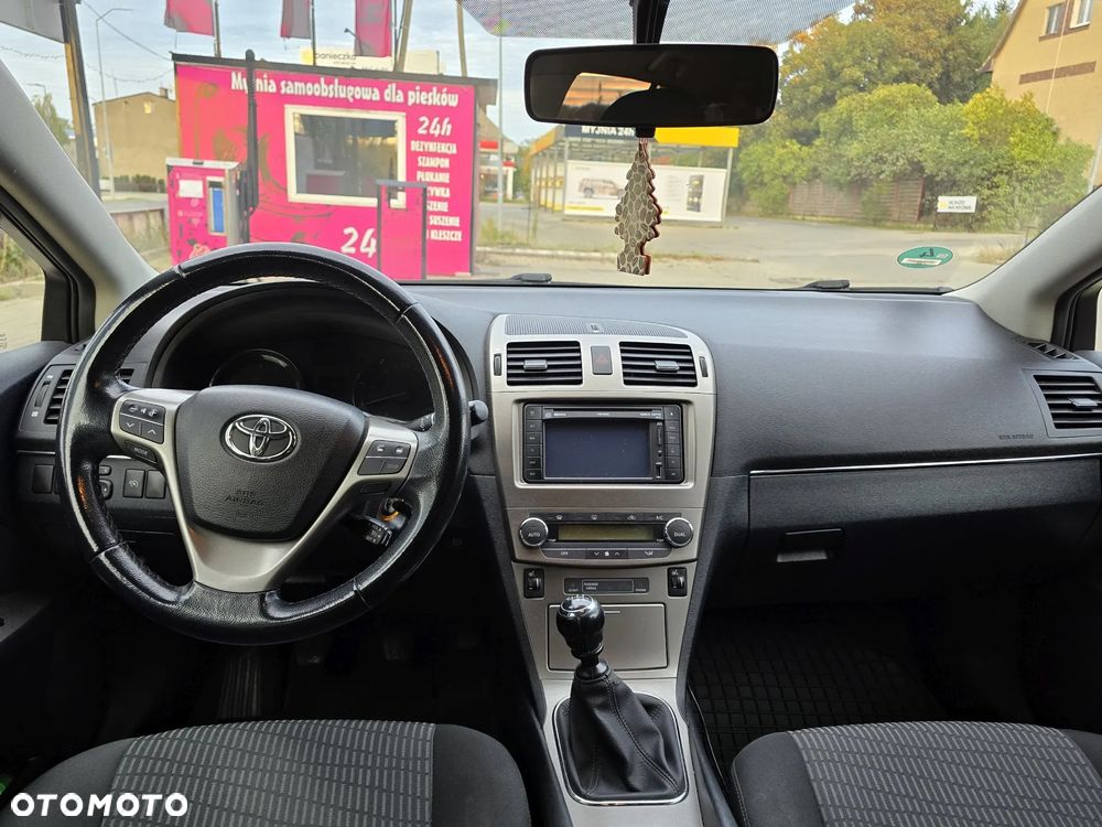 Toyota Avensis 1.6 Premium - 24
