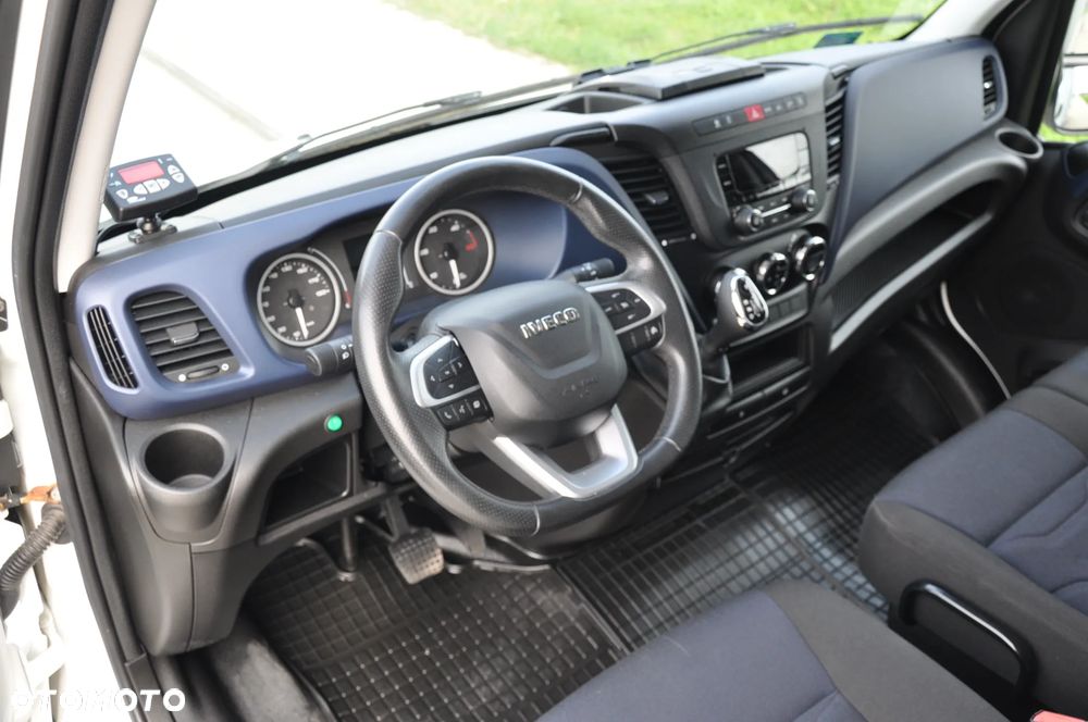 Iveco DAILY AUTOMAT CHŁODNIA MROŹNIA IZOTERMA CARRIER HI-MATIC NA BLIŹNIAKU KRAJOWE BEZWYPADKOWE ZASILANIE ZEWNETRZNE 230 V - 5